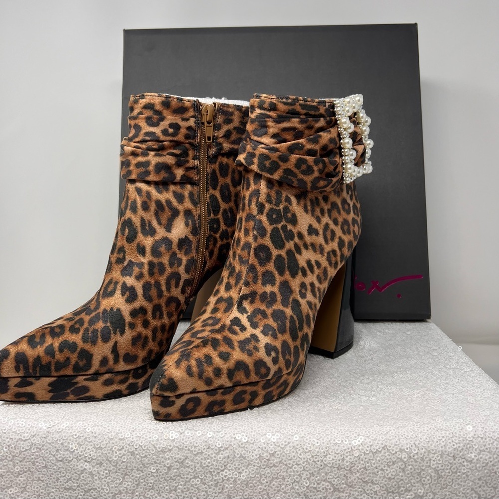 Betsey Johnson women’s Idris platform Embellished Buckle sash bootie size 5 - Picture 2 of 13